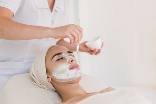 تكلفة التقشير الكيميائي في الإمارات في دبي وأبو ظبي